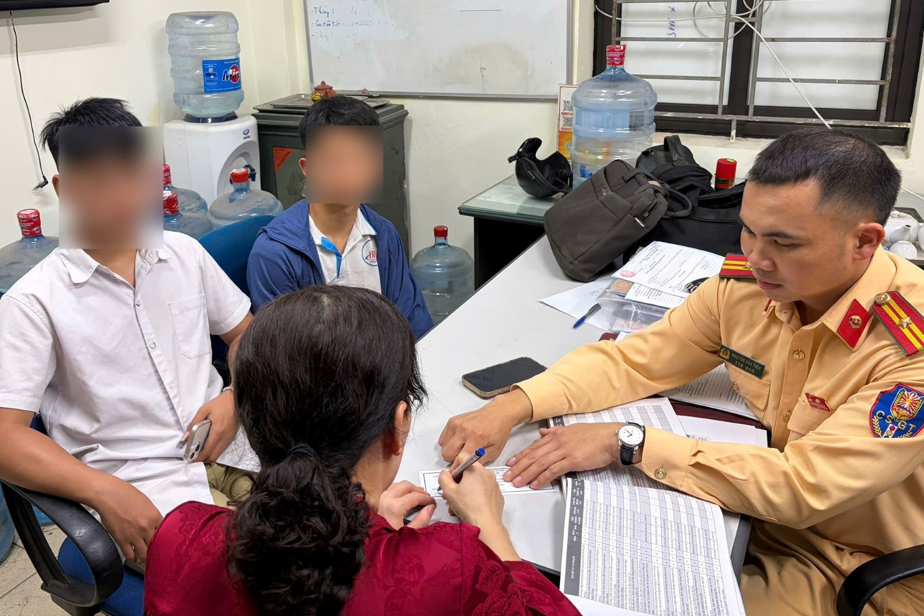 Hà Nội: Cảnh sát giao thông xử lý hai thanh niên đầu trần điều khiển xe máy lạng lách trên đường